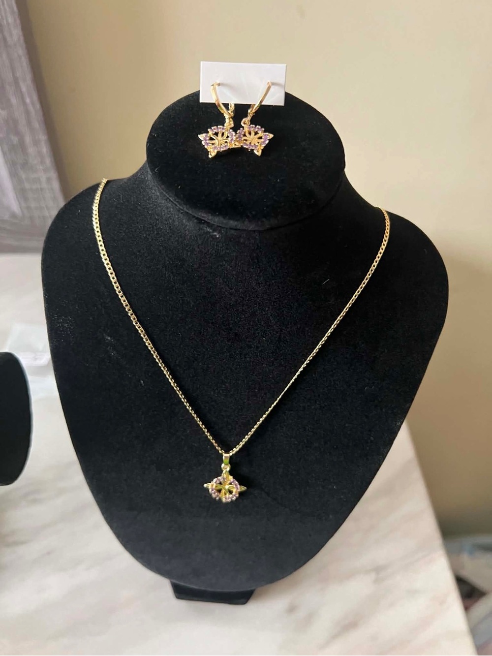 Gold-Tone Green & Purple Pendant Necklace with Matching Earrings oro laminado